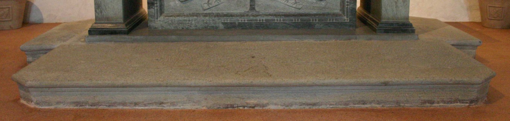 Ambito lombardo sec. XV, Basamento d'altare in pietra scolpita