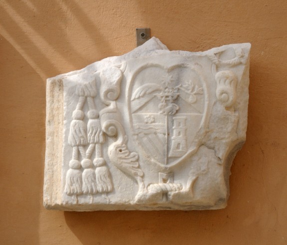 Marmoraio campano sec. XVII, Stemma vescovile