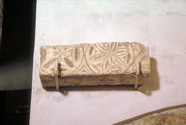 Bott. marchigiana sec. XII, Frammento di rilievo con croce e fiore