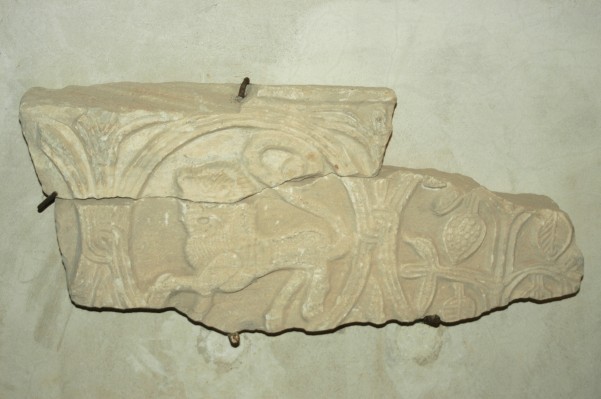Marmoraro campano sec. XII, Frammento di transenna con leone