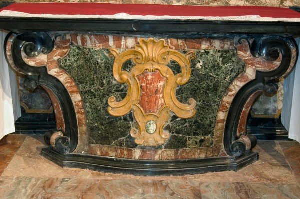Ambito lombardo sec. XVIII, Paliotto con ornato a conchiglia in marmo giallo