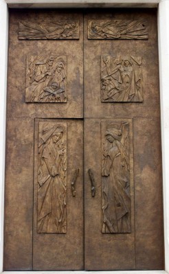 Guidotti F. (1996), Porta a rilievo della facciata