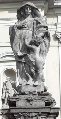 Manzoni G. (1906), Statua della Carità nel sagrato