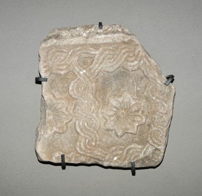 Marmoraio romano sec. XII, Frammento scultoreo con fiore