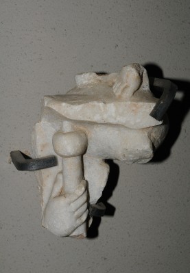 Marmoraio romano sec. XI, Frammento scultoreo con mano con fiaccola