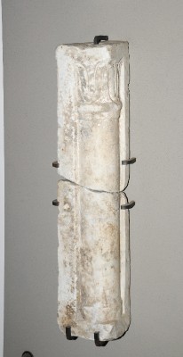 Marmoraio romano sec. XII, Frammento scultoreo con pilastrino