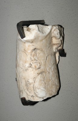 Marmoraio romano sec. XIII, Frammento scultoreo inciso