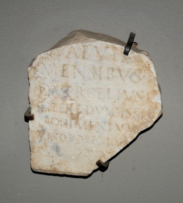 Marmoraio romano sec. XV, Frammento di lapide