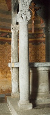 Bott. dell'Italia centr. sec. XX, Colonna con capitello in basalto 1/3