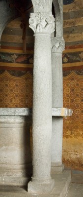 Bott. dell'Italia centr. sec. XX, Colonna con capitello in basalto 2/3