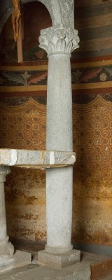Bott. dell'Italia centr. sec. XX, Colonna con capitello in basalto 3/3