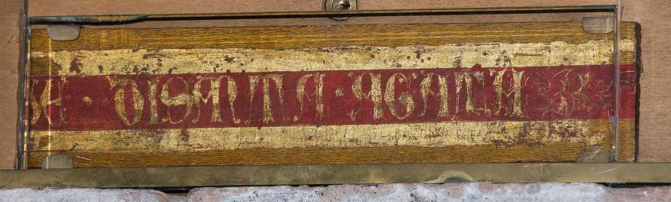 Ambito toscano sec. XIV, Frammento di predella con iscrizione