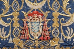 Manifattura italiana sec. XVIII, Pianeta in taffetas marezzato blu ricamato