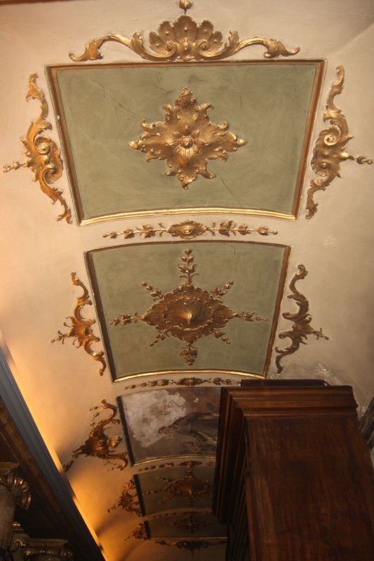 Sala G. (1681-1684), Decorazione a stucco dorato e dipinto