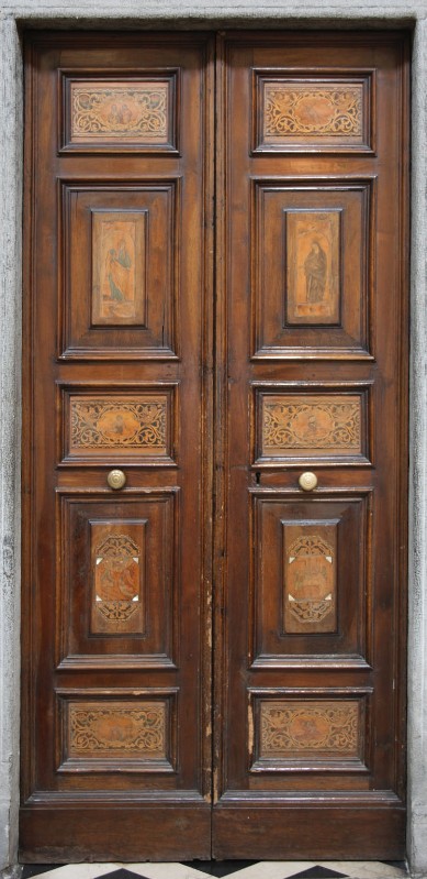 Ambito bergamasco sec. XVII, Porta a due battenti in legno di noce intarsiato