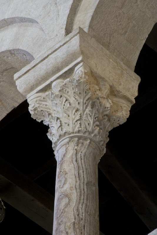 Marmoraio bizantino sec. V, Capitello con foglie larghe