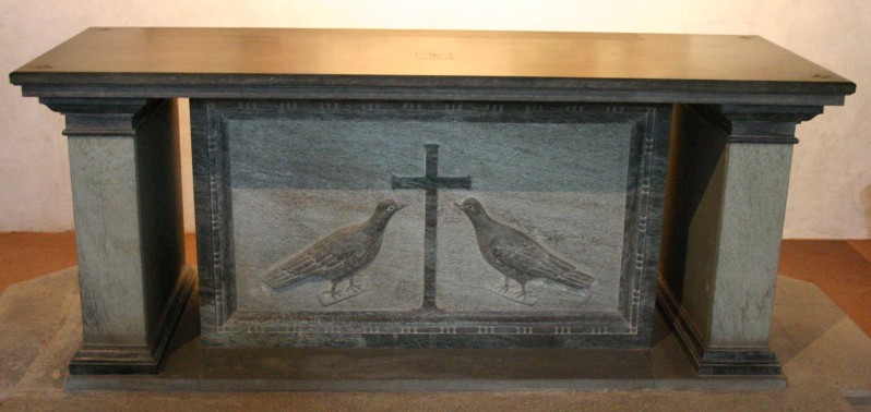 Ambito lombardo sec. XX, Altare in granito grigio e pietra scolpita