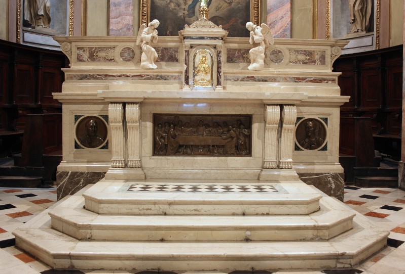 Comana C. (1931), Altare maggiore in marmo scolpito