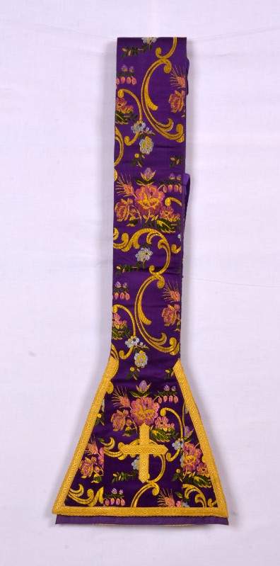 Ditta Viesi D. sec. XX, Stola viola con decori a volute gialle e fiori