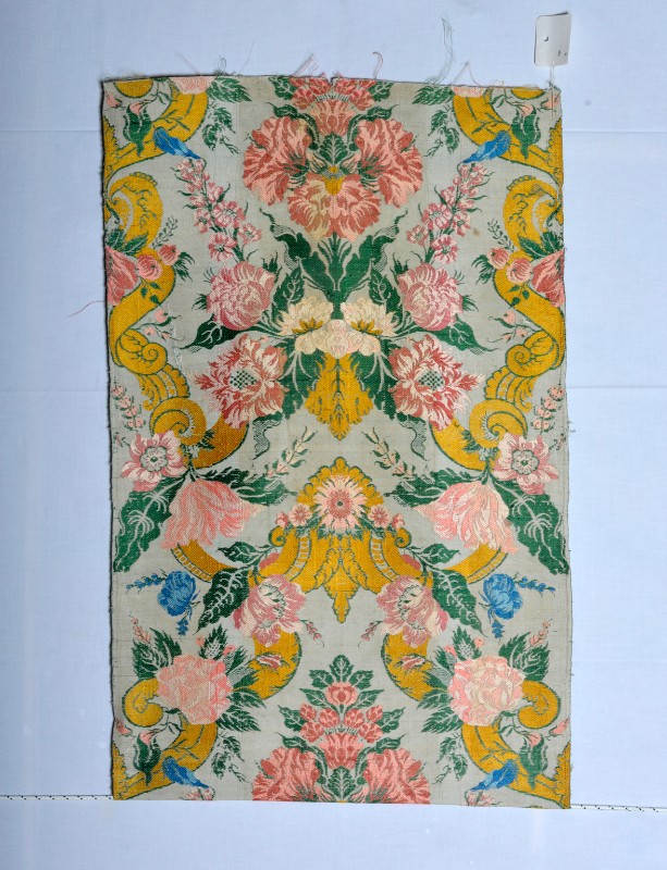 Manifattura veneta metà sec. XVIII, Scampolo di tessuto con decori a maglie