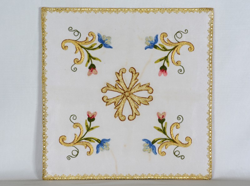 Ditta Viesi D. sec. XX, Borsa di corporale bianca ricamata con croce e fiori