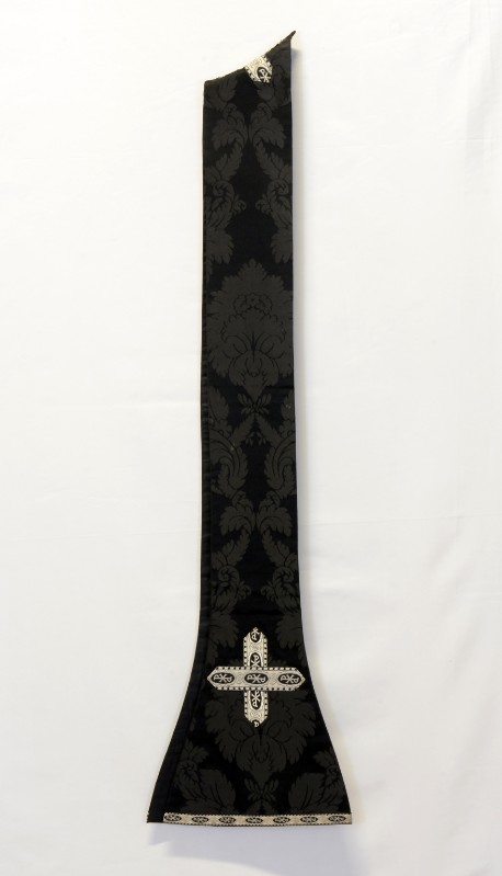Manifattura italiana sec. XX, Stola nera con disegno a maglie