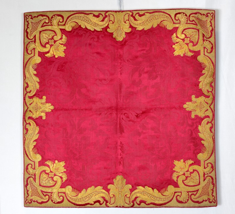 Manifattura italiana metà secolo XIX, Velo di calice rosso con fiori