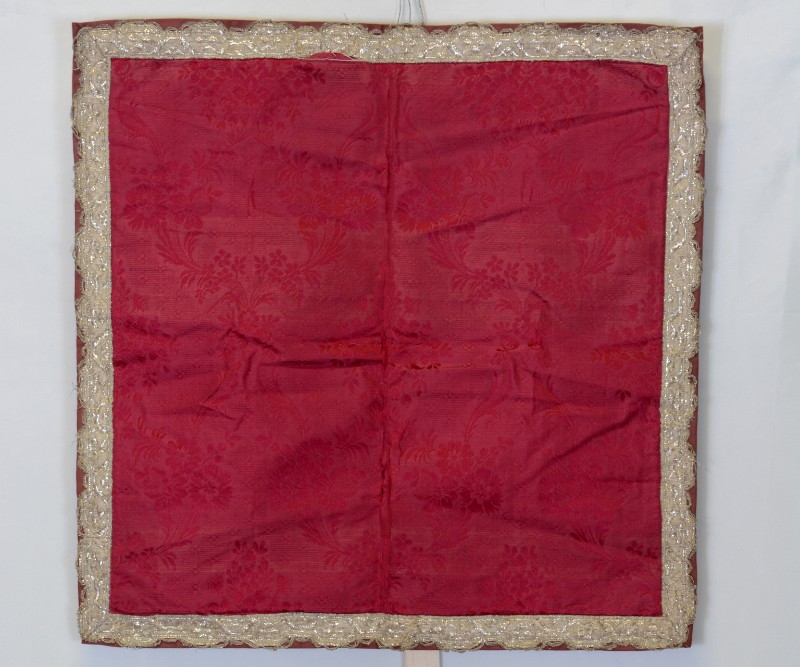 Ditta Marasca (1790 circa), Velo di calice in damasco rosso