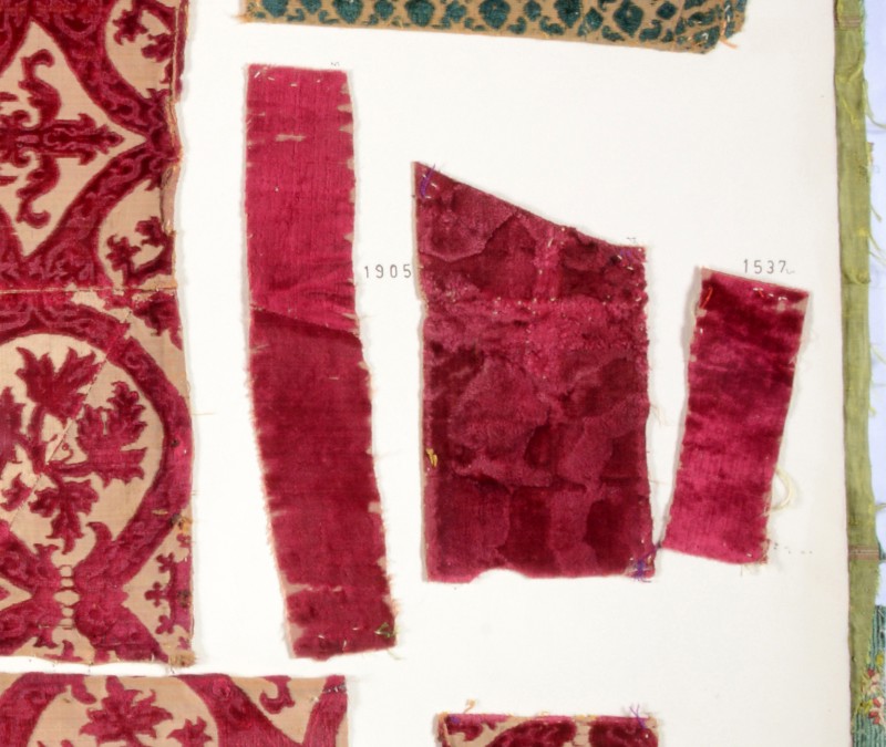 Manifattura veneziana seconda metà sec. XV, Scampolo in velluto rosso