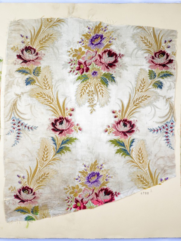 Manifattura italiana sec. XIX-XX, Scampolo bianco con fiori e spighe