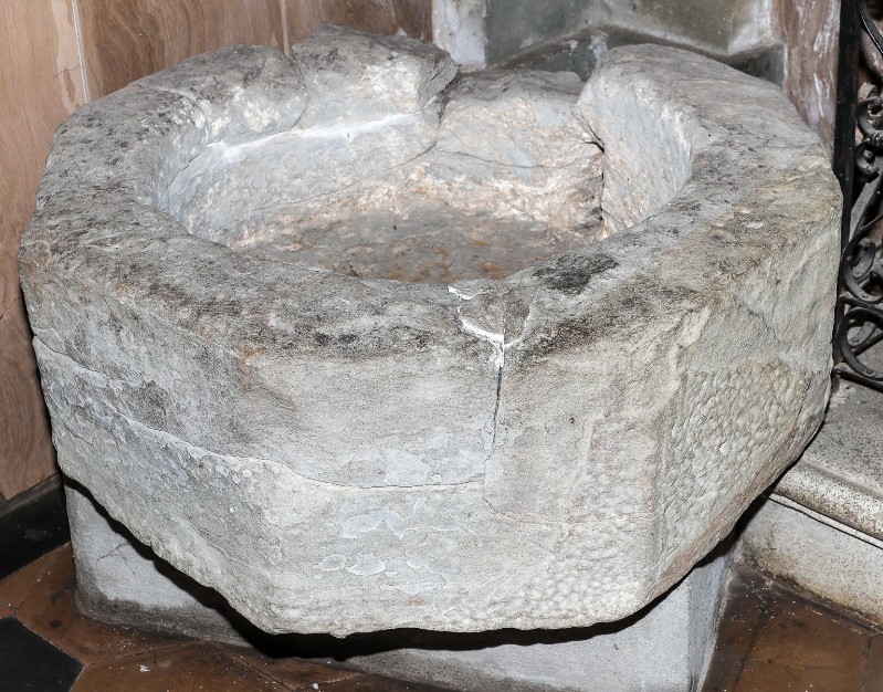 Maestranze toscane secc. XI-XII, Vasca di fonte battesimale esagonale