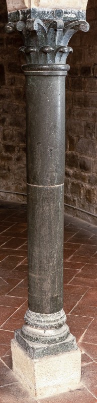 Bottega fiorentina sec. XI, Colonna in marmo nero 1/2