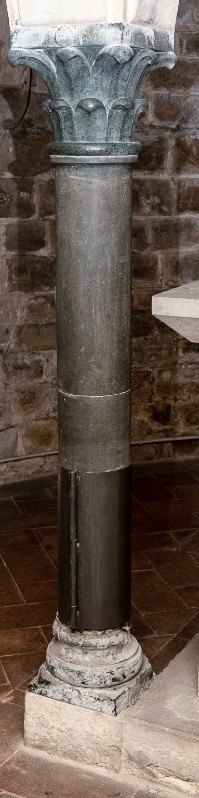 Bottega fiorentina sec. XI, Colonna in marmo scuro con capitello a foglie 1/4