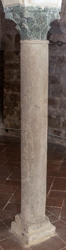 Bottega fiorentina sec. XI, Colonna con capitello in granito grigio a foglie