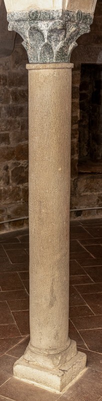 Bottega fiorentina sec. XI, Colonna con capitello a foglie d'acqua in granito