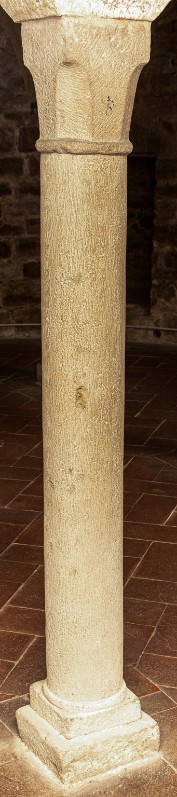 Bottega fiorentina sec. XI, Colonna con capitello decussato 2/4