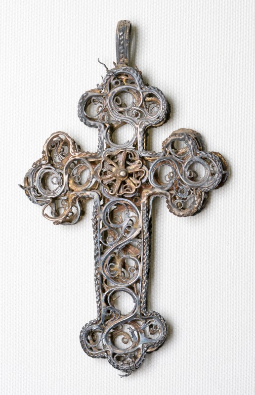 Bottega veneta sec. XVIII, Croce pettorale in argento filigranato