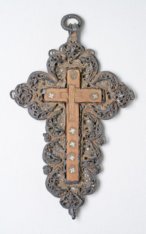 Bottega veneta sec. XVIII, Croce pettorale in argento filigranato e legno