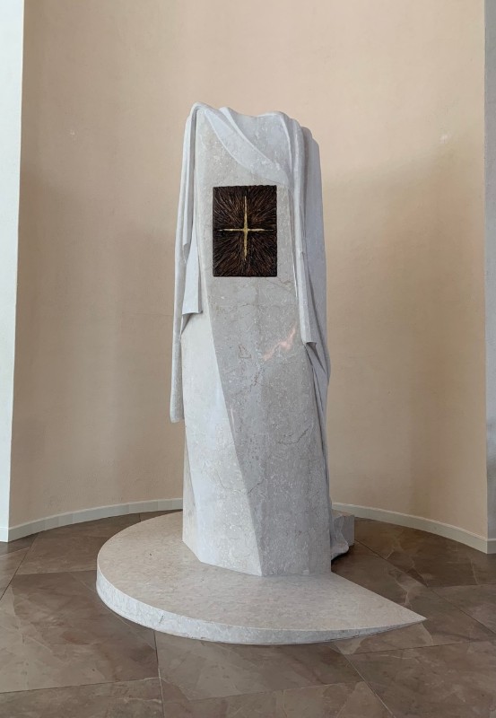 Razzano L. (2019), Tabernacolo a torre in pietra bianca e bronzo