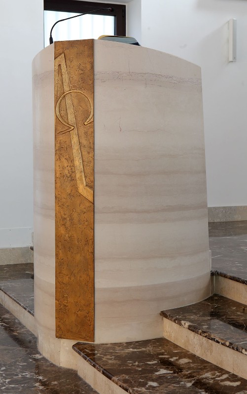 Ivacson Erika (2019), Ambone in marmo con fascia di bronzo