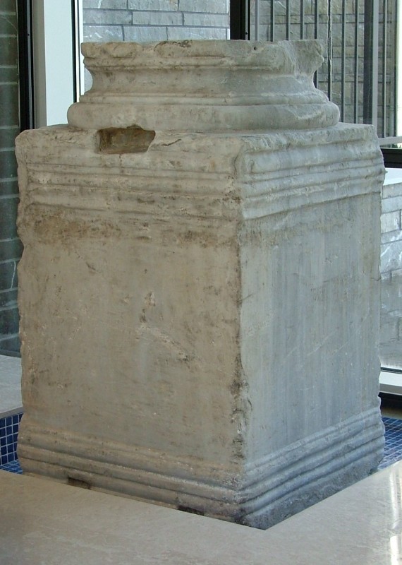 Ambito laziale sec. IX, Fonte battesimale in marmo