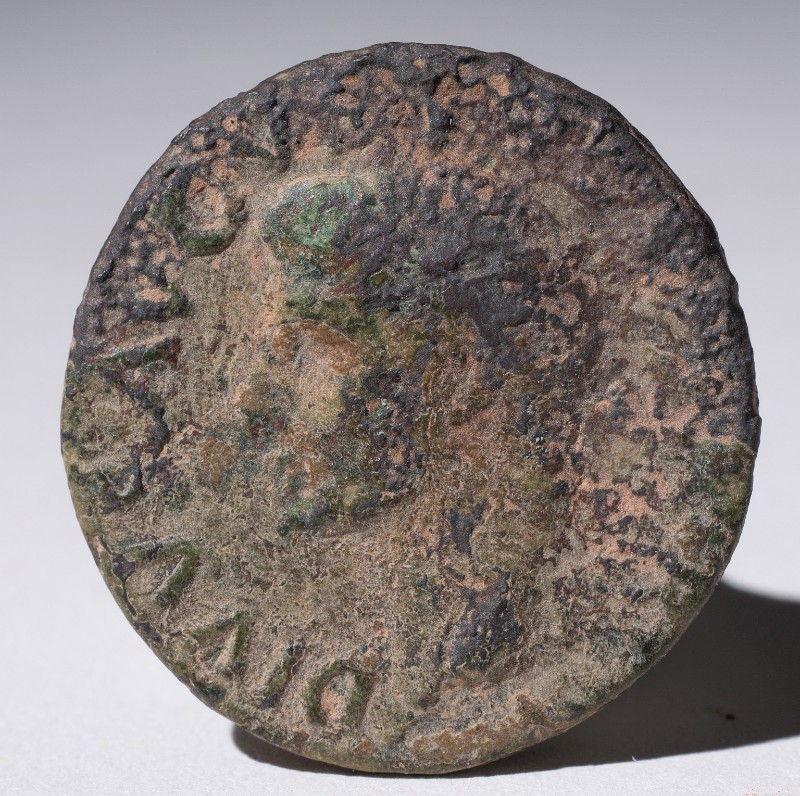 Bott. romana secc. I-V, Moneta con busto di laureato