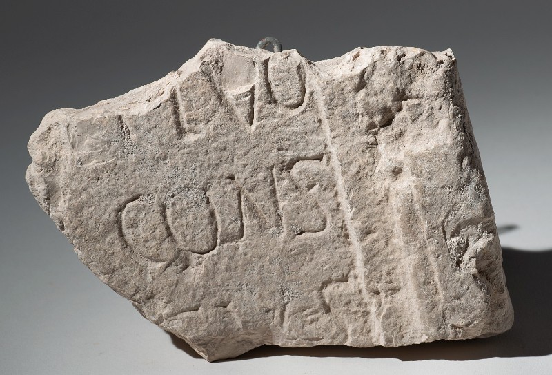 Bott. romana secc. I-V, Frammento di lastra con iscrizione