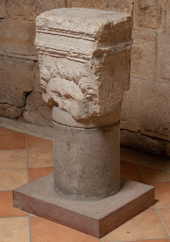 Bott. romana secc. I-V, Frammento di ara con gorgoneion