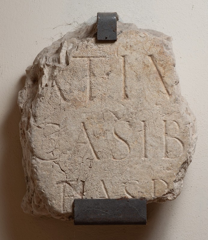 Bott. romana secc. I-V, Lastra con iscrizione frammentaria