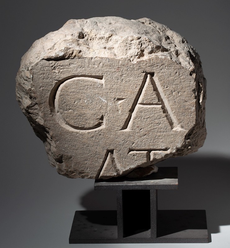 Bott. romana secc. I-V, Frammento di iscrizione con lettere GAAT