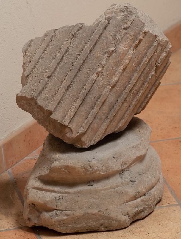 Bott. romana secc. I-V, Frammento di colonna con costolature aggettanti