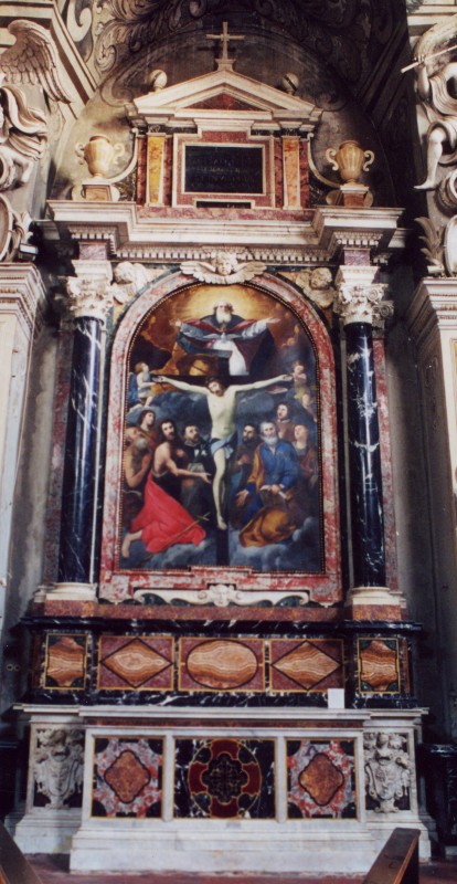 Ambito umbro (1647), Altare con colonne lisce in marmo nero
