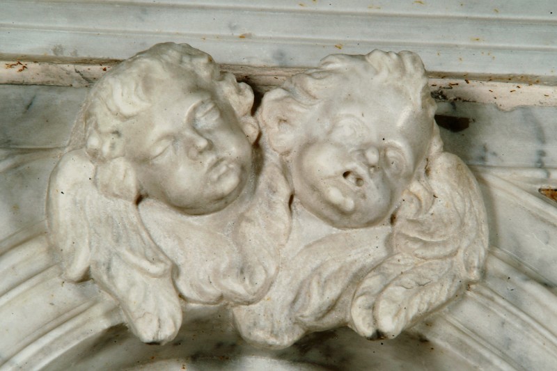 Bottega di Rizzi F. sec. XVIII, Coppia di cherubini in chiave nicchia posteriore