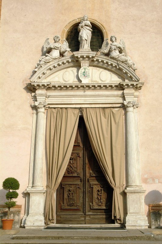 Allio M. (1663-1672), Portale d'ingresso